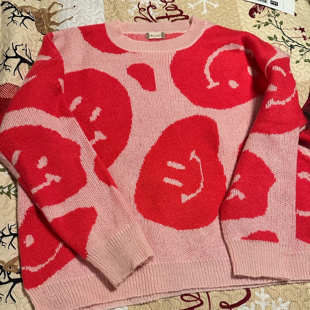 ALTAR’D STATE smiley sweater. Size LARGE
WORN AND WASHED ONCE. EUC